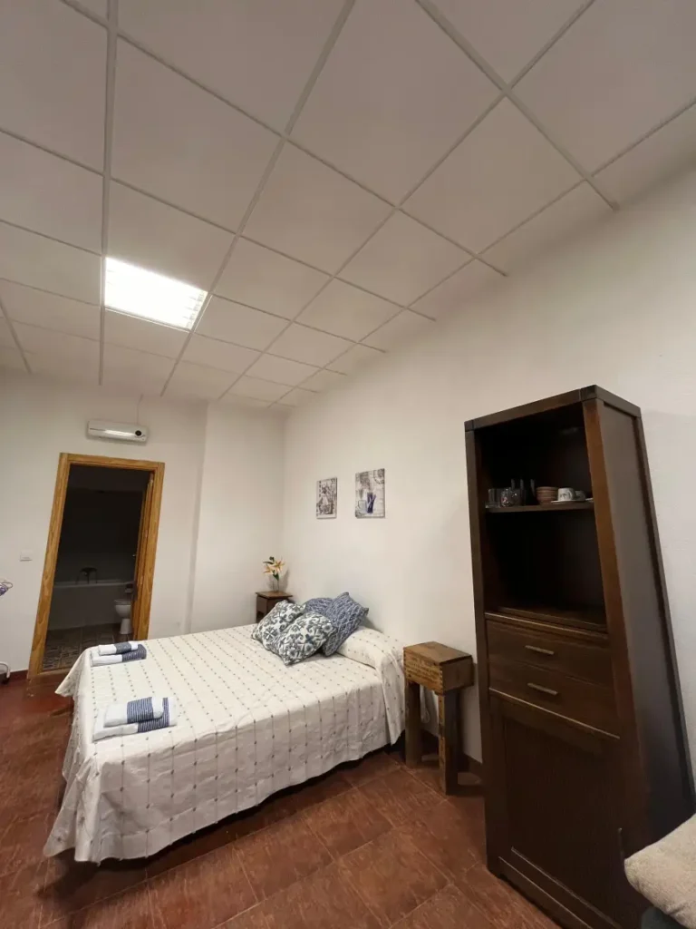 Cama de matrimonio en Noguera 4, apartamento rural en Villamiel totalmente equipado