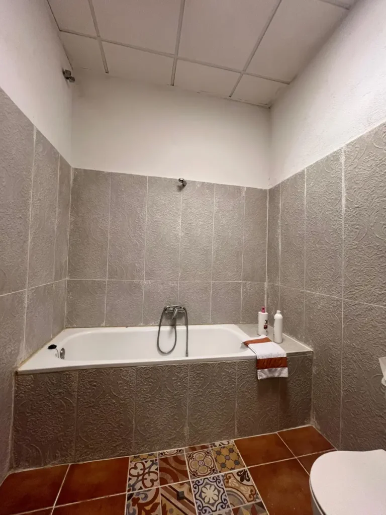 Bañera en Noguera 4, apartamento rural en Villamiel totalmente equipado
