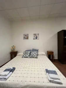 Cama de matrimonio en Noguera 4, apartamento rural en Villamiel totalmente equipado