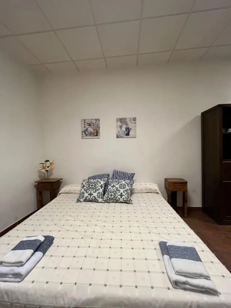 Cama de matrimonio en Noguera 4, apartamento rural en Villamiel totalmente equipado