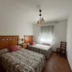 Dormitorio con dos camas individuales de Alma 1, apartamento rural en Villamiel totalmente equipado