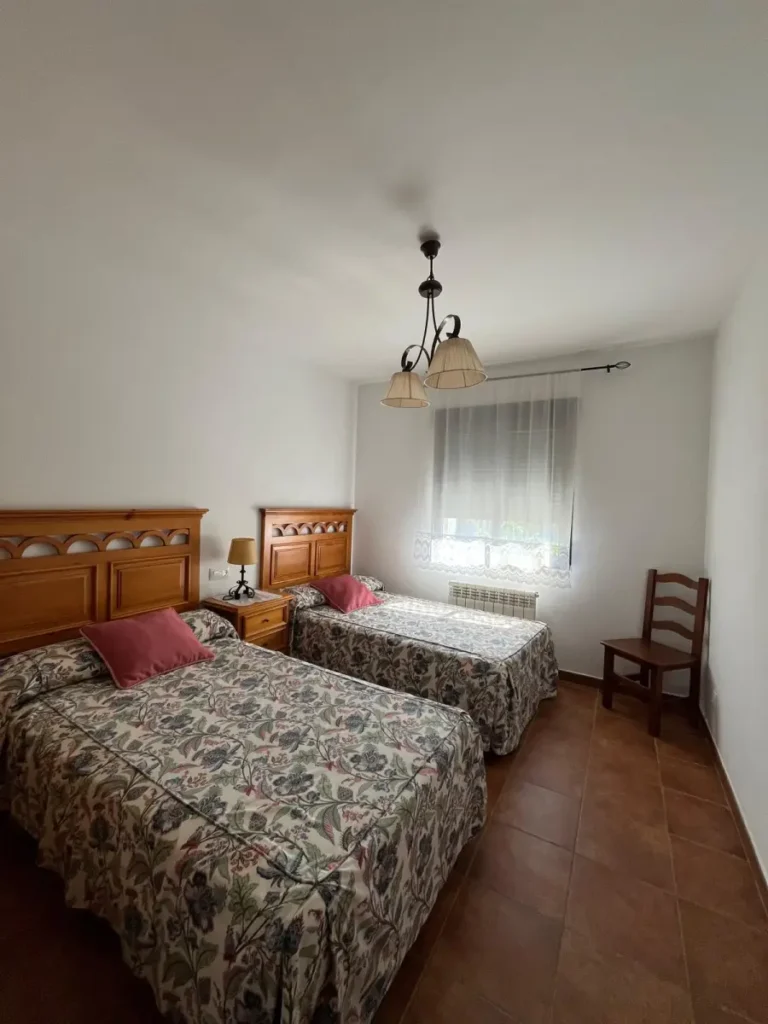 Dormitorio con dos camas individuales de Alma 1, apartamento rural en Villamiel totalmente equipado