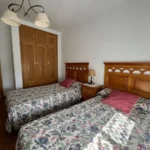 Dormitorio con dos camas individuales de Alma 1, apartamento rural en Villamiel totalmente equipado