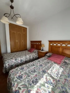 Dormitorio con dos camas individuales de Alma 1, apartamento rural en Villamiel totalmente equipado