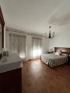 Dormitorio con cama de matrimonio de Alma 1, apartamento rural en Villamiel totalmente equipado