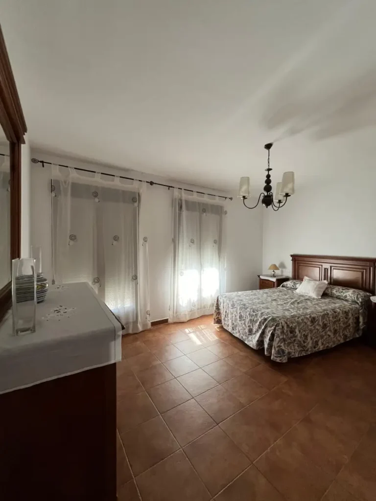 Dormitorio con cama de matrimonio de Alma 1, apartamento rural en Villamiel totalmente equipado