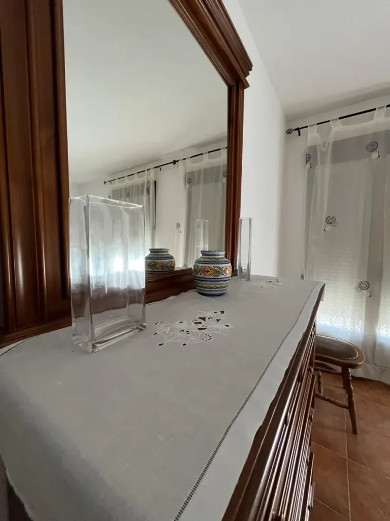 Dormitorio con cama de matrimonio de Alma 1, apartamento rural en Villamiel totalmente equipado