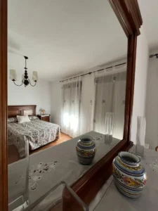 Dormitorio con cama de matrimonio de Alma 1, apartamento rural en Villamiel totalmente equipado