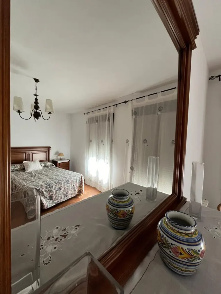 Dormitorio con cama de matrimonio de Alma 1, apartamento rural en Villamiel totalmente equipado