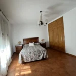 Dormitorio con cama de matrimonio de Alma 1, apartamento rural en Villamiel totalmente equipado