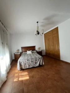Dormitorio con cama de matrimonio de Alma 1, apartamento rural en Villamiel totalmente equipado