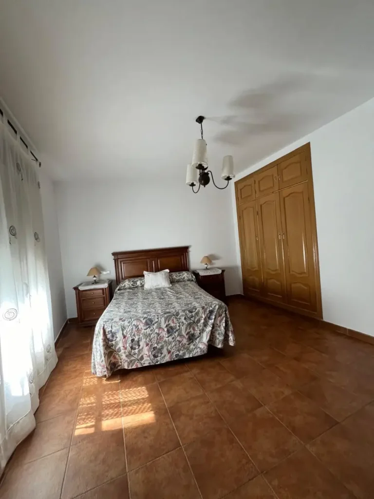 Dormitorio con cama de matrimonio de Alma 1, apartamento rural en Villamiel totalmente equipado