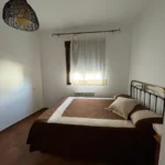 Dormitorio con cama de matrimonio de Alma 1, apartamento rural en Villamiel totalmente equipado