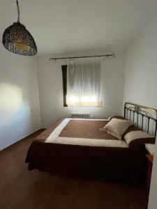 Dormitorio con cama de matrimonio de Alma 1, apartamento rural en Villamiel totalmente equipado