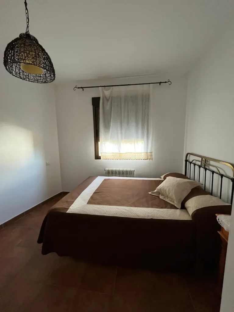 Dormitorio con cama de matrimonio de Alma 1, apartamento rural en Villamiel totalmente equipado