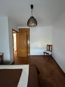 Dormitorio con cama de matrimonio de Alma 1, apartamento rural en Villamiel totalmente equipado