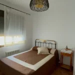 Dormitorio con cama de matrimonio de Alma 1, apartamento rural en Villamiel totalmente equipado