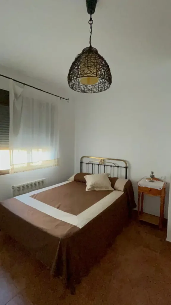 Dormitorio con cama de matrimonio de Alma 1, apartamento rural en Villamiel totalmente equipado